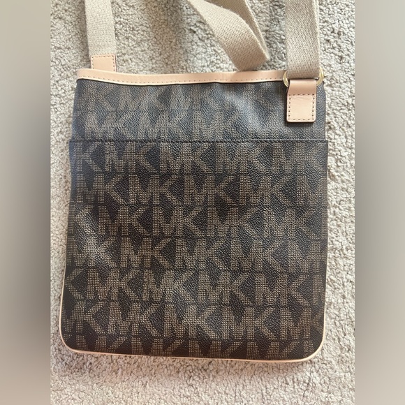Micheal Kors cross body purse - Picture 6 of 6